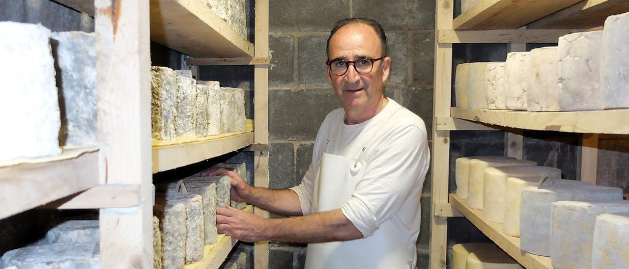 Phil Roberts, a la seva formatgeria ubicada al terme municipal de Boadella i les Escaules.