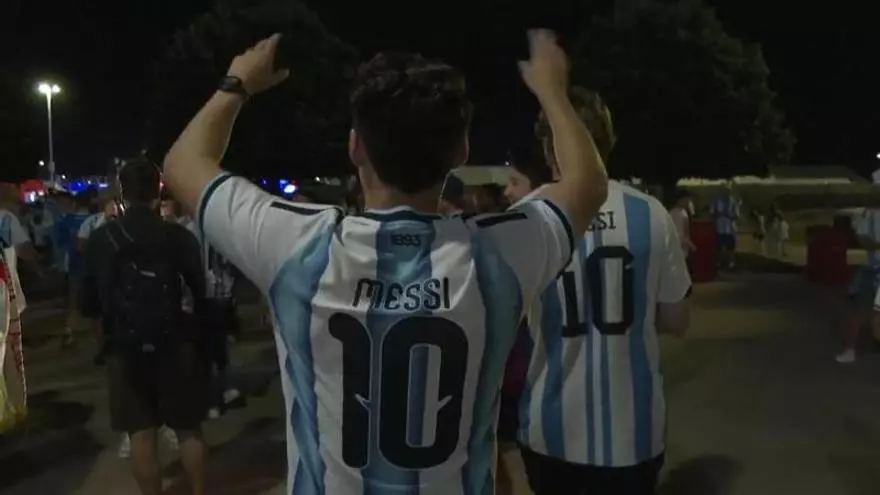 Messi vuelve loca a la afición en el primer partido de Argentina en el Mundial