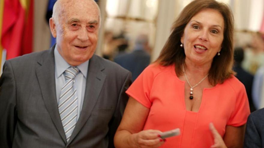 El síndic, José Cholbi, con la vicepresidenta de las Corts, Carmen Martínez.