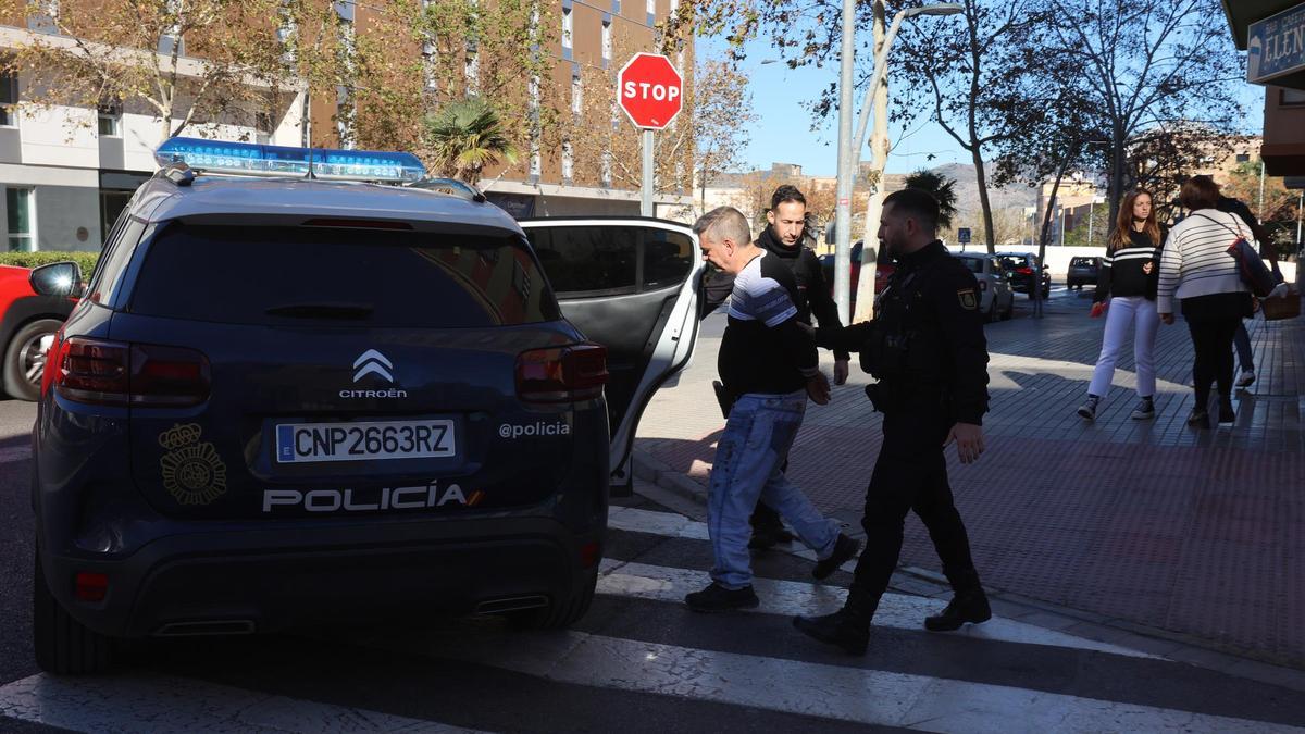 Imagen del detenido, custodiado por los agentes, tras una inspección ocular en el domicilio.