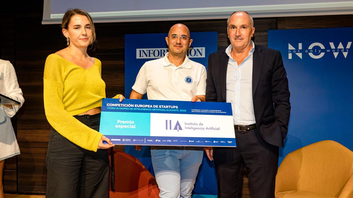 Andrés Torrubia, fundador del Instituto de Inteligencia Artificial, da el premio a Newman Brain.