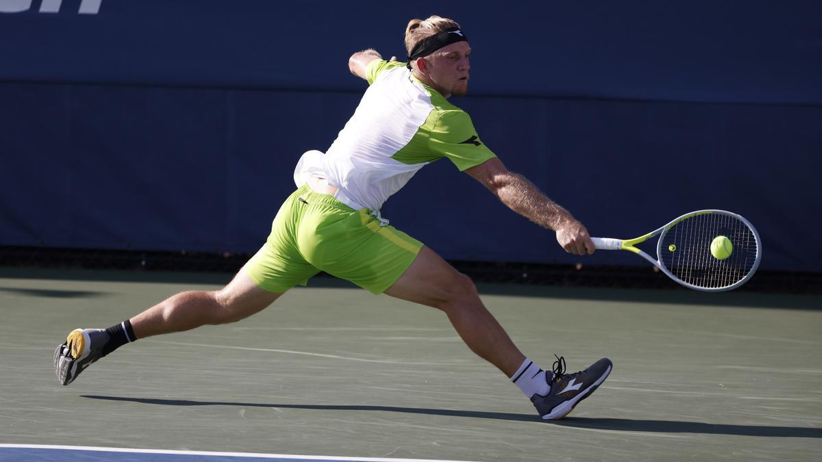 Davidovich devuelve una bola durante el partido de primera ronda del US Open de 2021.