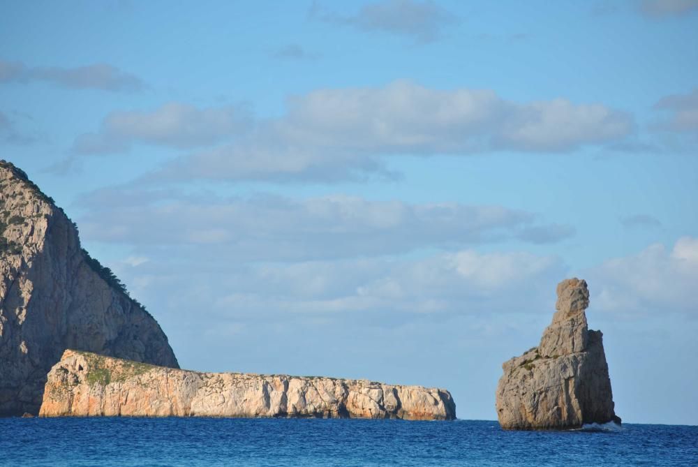 DE BENIRRÀS AL CALÓ DE S’ILLA (16 de novembre): Una ruta fabulosa a través de les muntanyes des del port de Benirràs fins al caló de s’Illa, nom que fa referència a l’illa d’Encalders. A més, es podrà veure el procès de recuperació de l’incendi de l’any 2010.