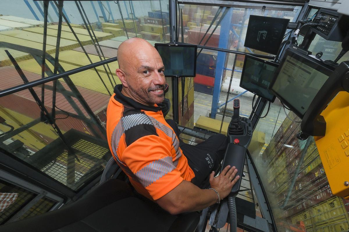 Jesús González en la cabina de una de las nuevas grúas híbridas del Puerto de Las Palmas
