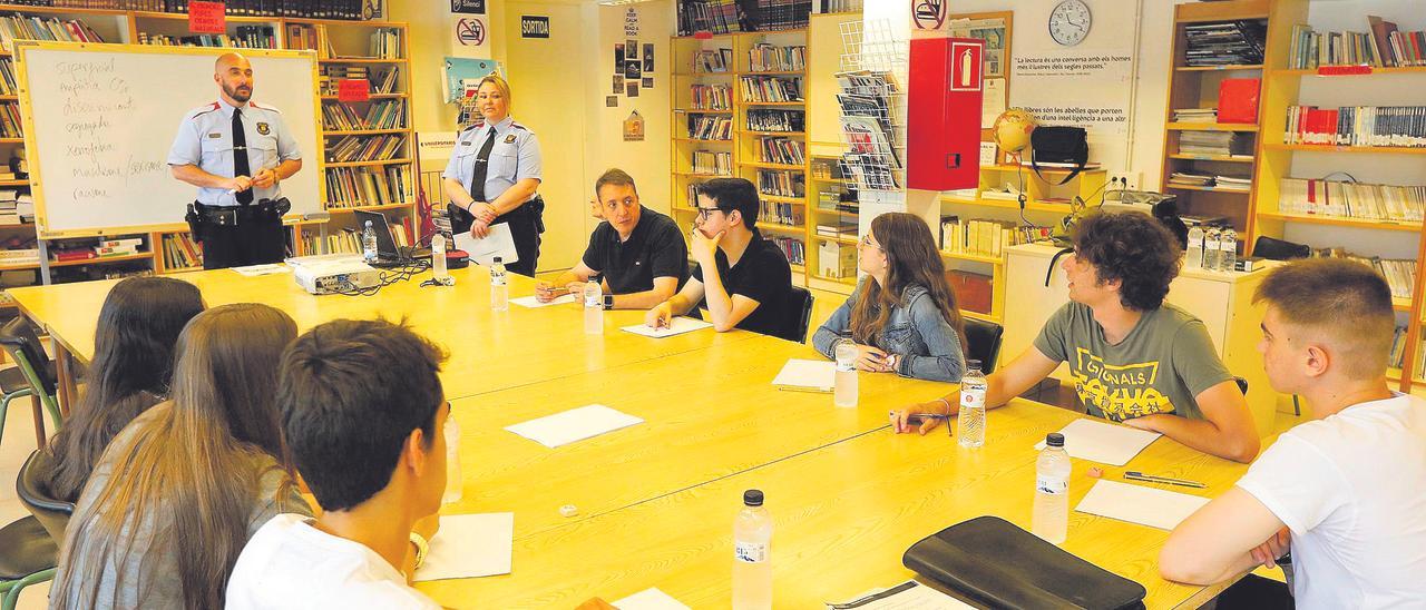 Els Mossos d’Esquadra formant futurs mediadors a l’inici de la prova pilot a l’institut Sobrequés de Girona, el 2019.