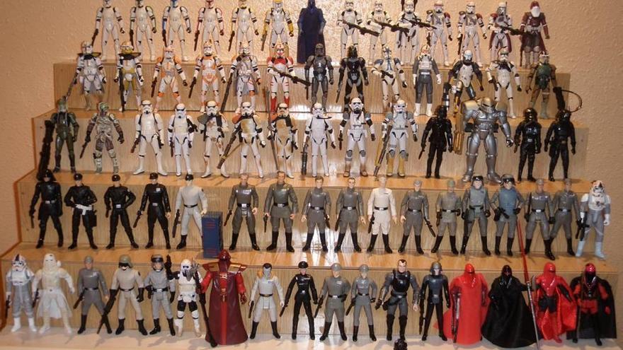 Algunas de las figuras que colecciona Jorge Ramón Valle, quien aparace abajo caracterizado como uno de los personajes de Star Wars.