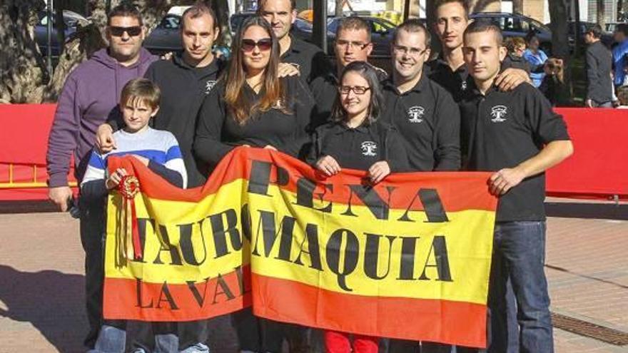 Las peñas mantienen viva la fiesta.Miembros de la asociación La Tauromaquia, todo un referente en la Vall d&#039;Uixó. f carlos giménezEl Soro, el novillero Cristian Climent, Víctor Mendes y el periodista Jorge Casals, en la entrega de premios en Massamagrell. f rafa mateoParticipantes en el encierro infantil de la Vall. f c. g.Vanessa Broseta, ante la vaquilla. f levante-emv