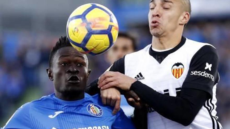 Djené i Rodrigo disputen la pilota en el duel d&#039;ahir a Getafe