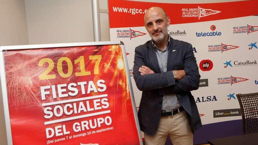 Antonio Corripio, junto al cartel de las fiestas sociales del Grupo Covadonga.