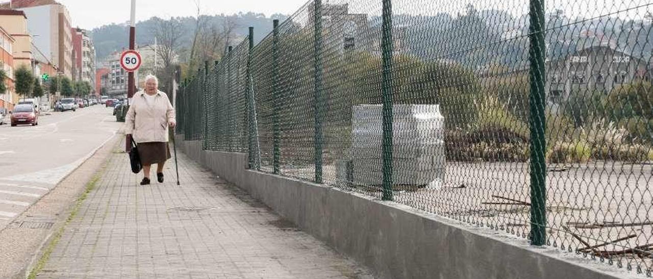 El muro de Ramón Nieto, de 200 metros de longitud, ha sido sustituido por un nuevo cierre. // Paula Fariña