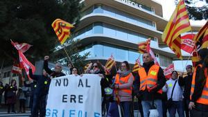 Trabajadores de Grifols protestando contra el ERE