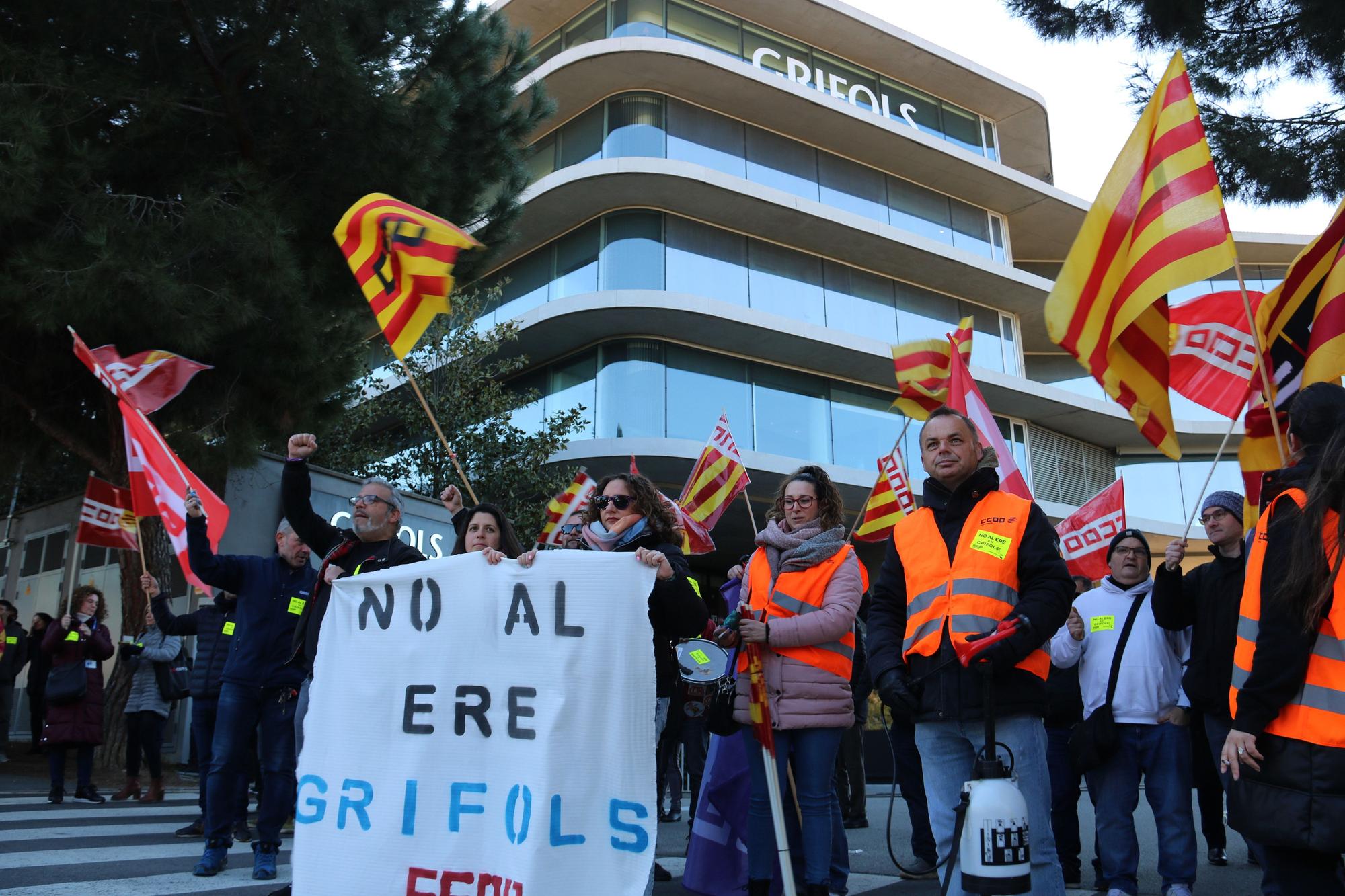 Trabajadores de Grifols protestando contra el ERE