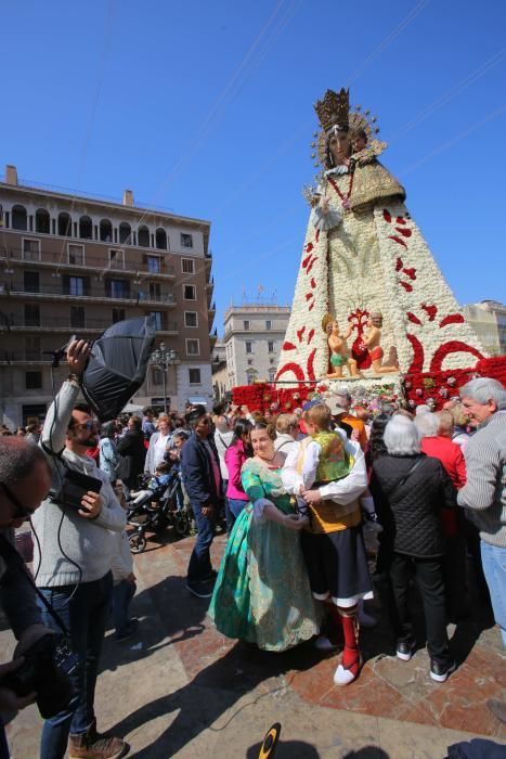 Miles de personas han acudido este lunes a visitar a la Virgen de los Desamparados