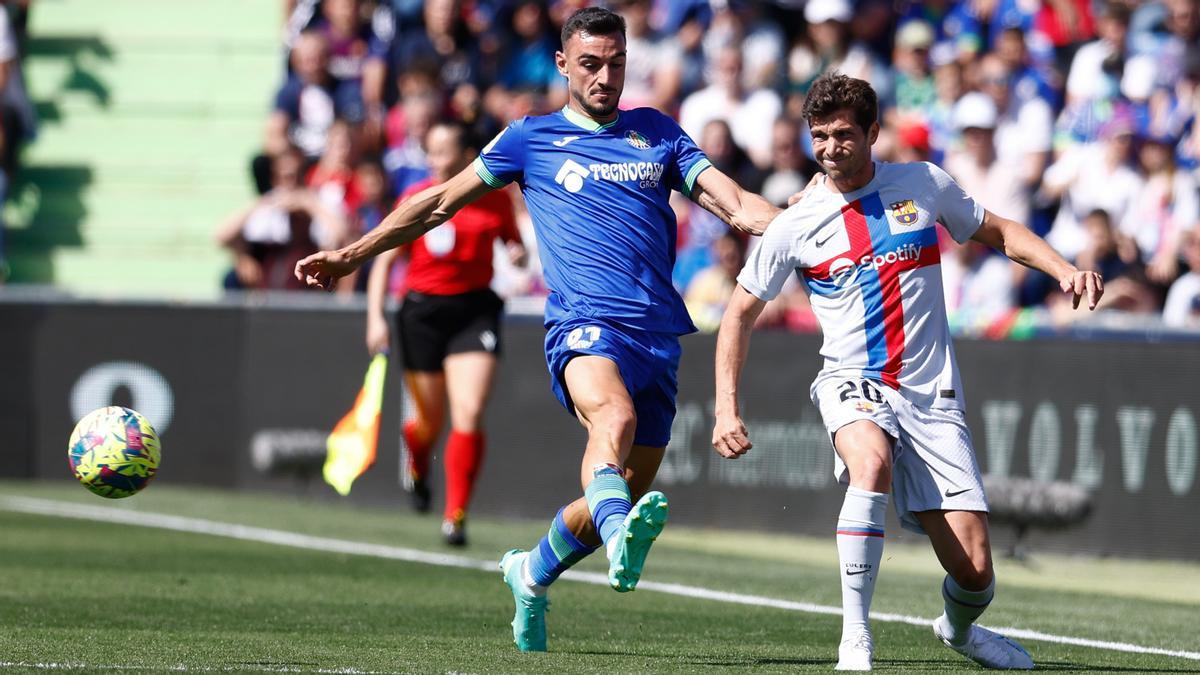 Sergi Roberto of FC Barcelona and Juan Iglesias of Getafe. Gesto de dolor de Sergi Roberto en el momento de lesionarse.