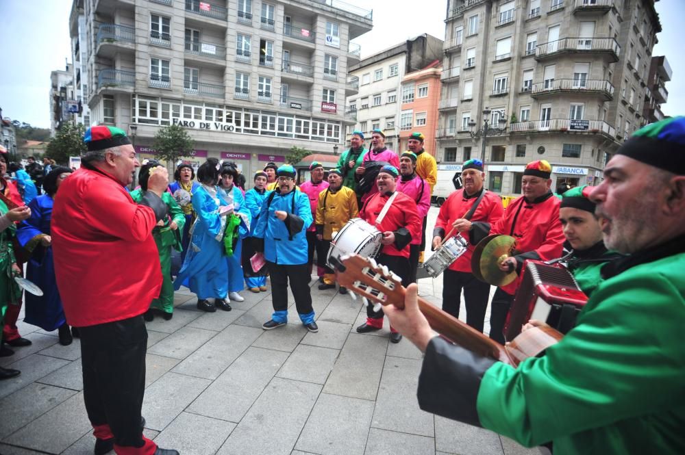 Entroido en Arousa 2016 | La fiesta carnavalera se sobrepone a la lluvia en Vilagarcía