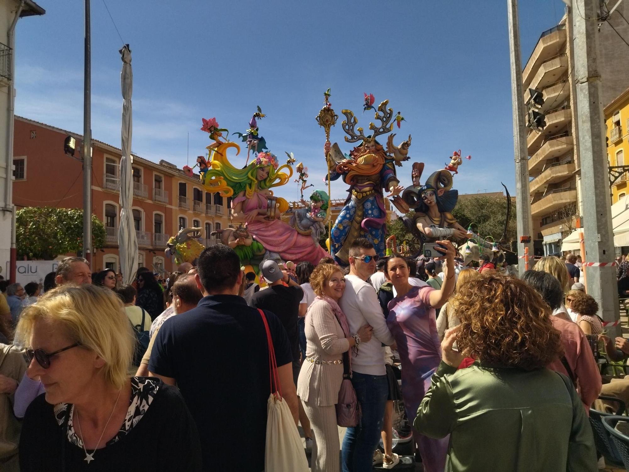 El abanico sombrilla y el lujo de la sombra en el veraniego superdomingo fallero de Dénia (imágenes)