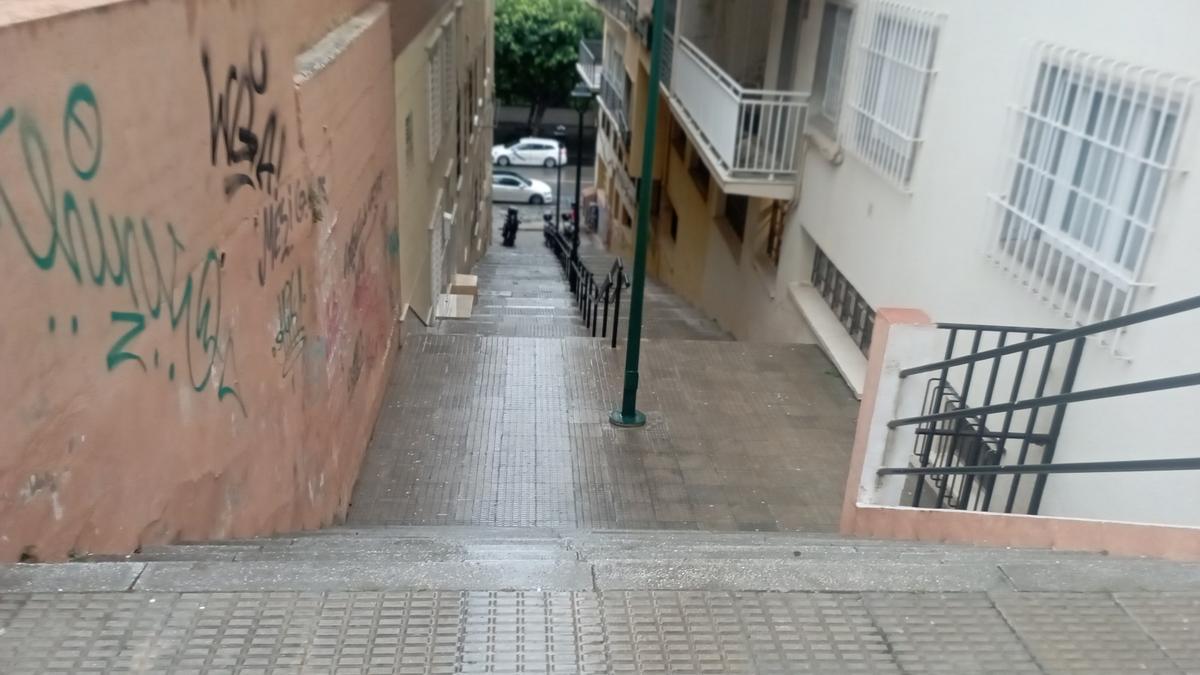 La escalinata de la calle Ovando, con el paseo de Reding al fondo.