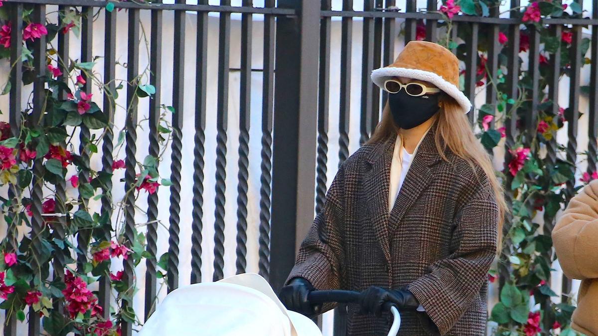 Gigi Hadid pasea por Nueva York con botas marrones