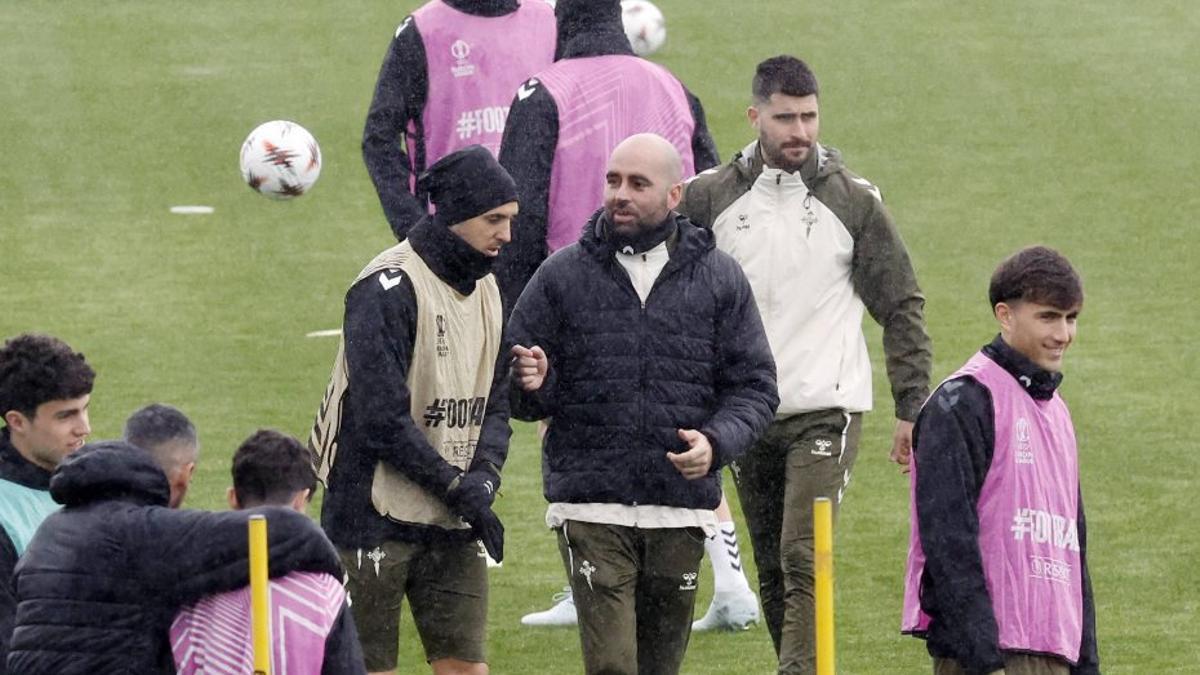 Matías Vecino charla con Giráldez durante un entrenamiento. | MARTA G. BREA