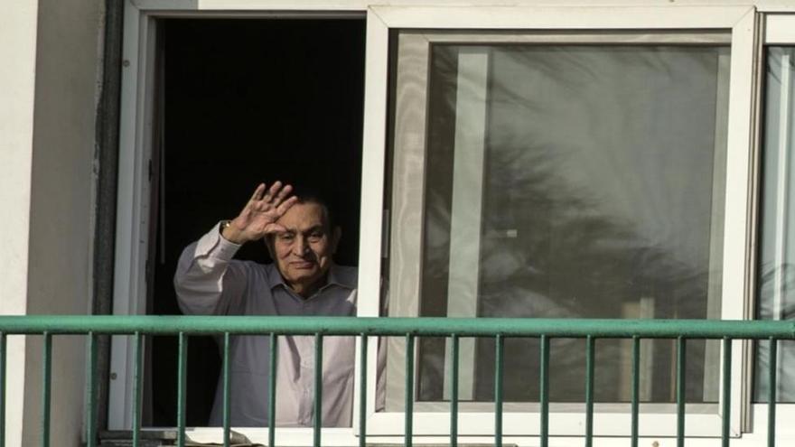 El expresidente egipcio Hosni Mubarak abandona la prisión por primera vez en seis años