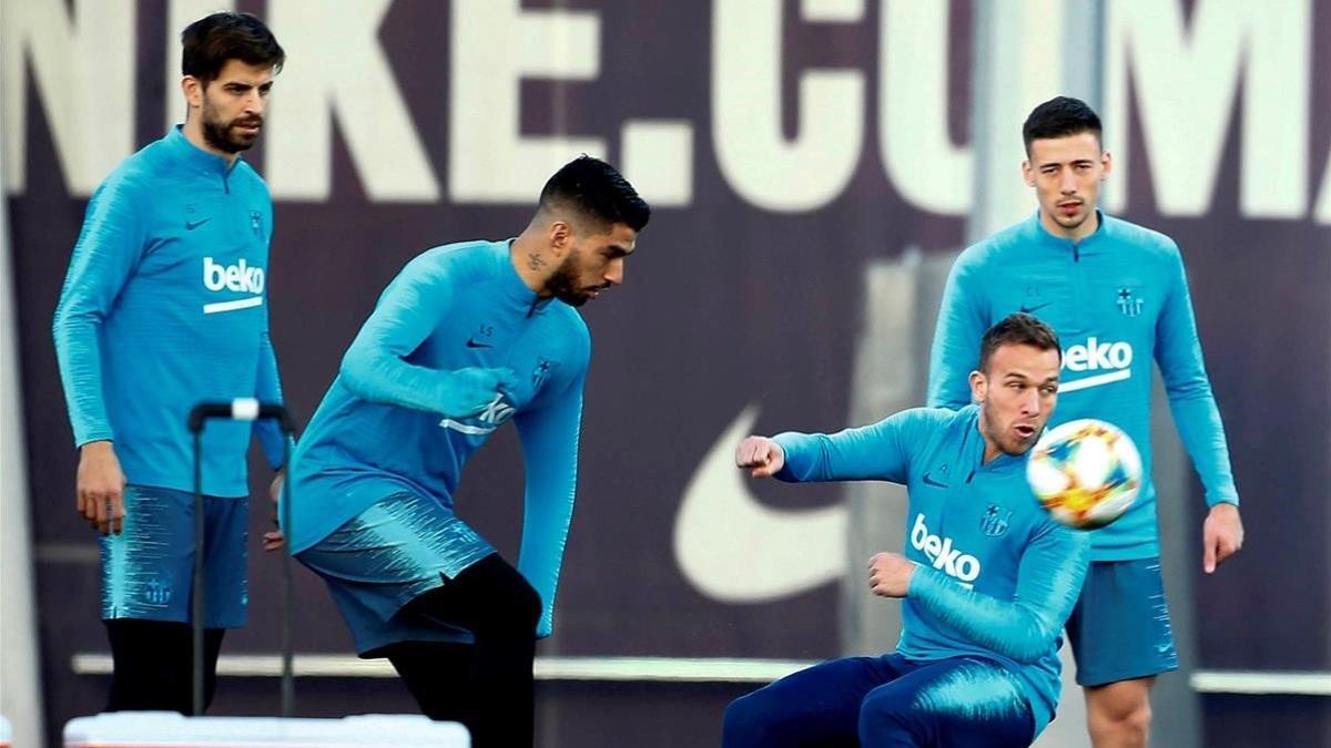 Piqué, Lenglet, Suárez y Arthur, en el último entrenamiento del Barça antes del clásico copero.