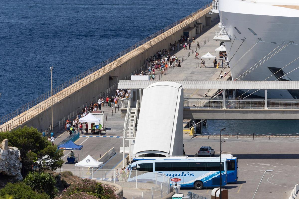 Los cruceristas arribados a Botafoch de Ibiza, en imágenes
