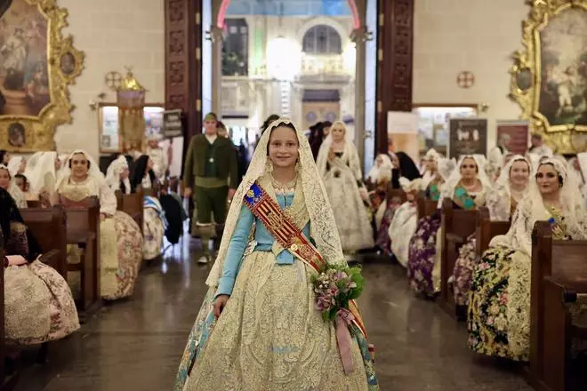 Primera sesión de la Ofrenda en las Hogueras de Alicante con mucha presencia fallera