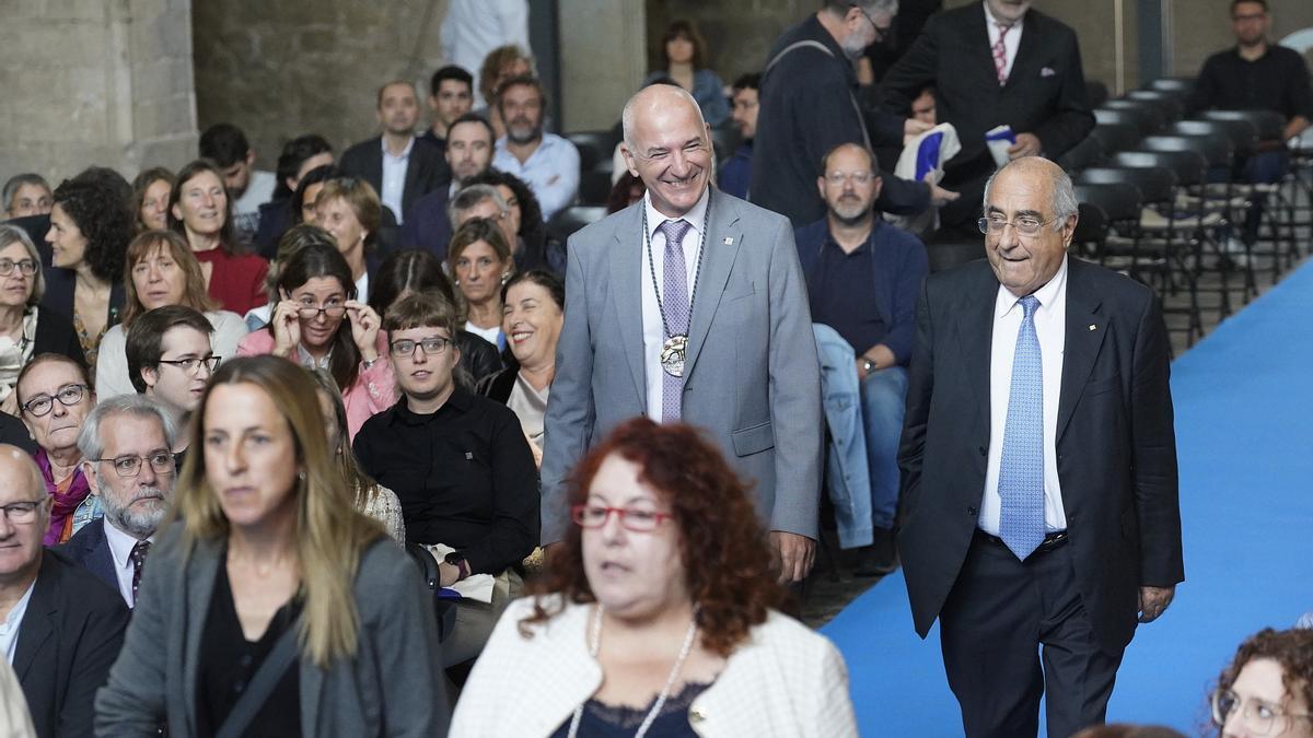 Quim Nadal entrant a l’Aula Modest Prats juntament amb el rector de la UdG, Quim Salvi.