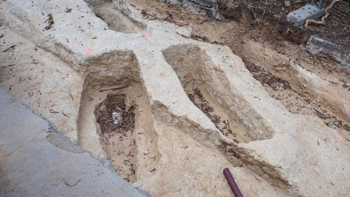 Algunas de las 39 tumbas del cementerio judío halladas durante las obras de la red freática.en Montjuïc.