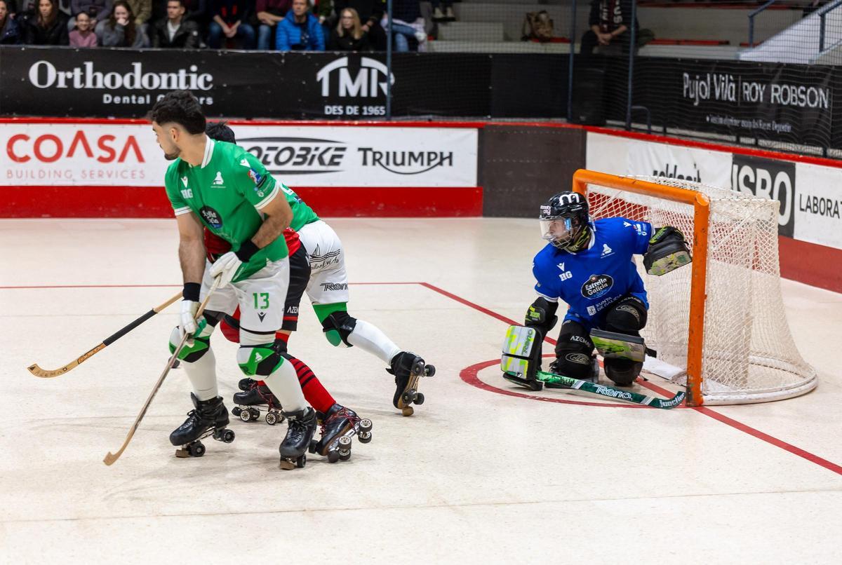 Bruno Saavedra y Nil Cervera defienden ante Blai Roca frente al Reus