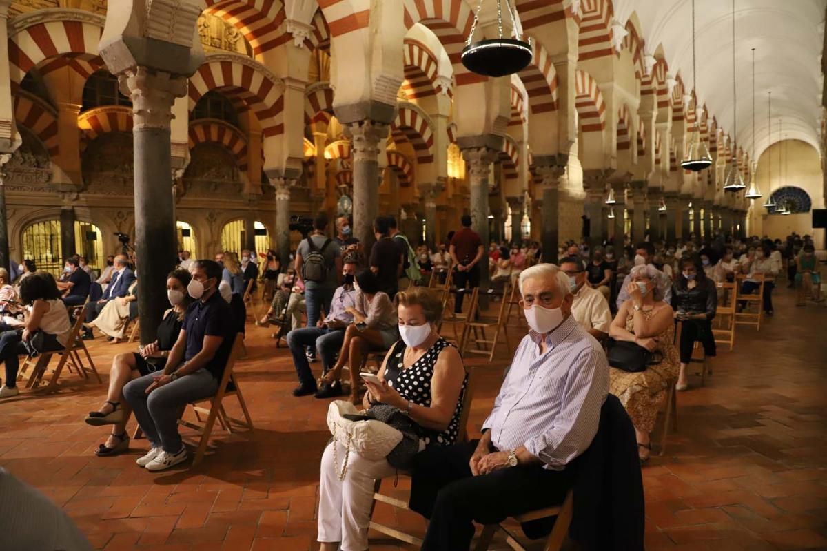 Pasión Vega eleva su voz, en la Mezquita-Catedral, por las víctimas del Covid