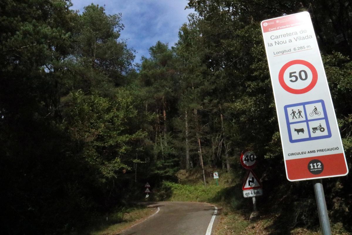 La estrecha carretera que une La Nou y Vilada, usada por turistas para evitar colas en la C-16.