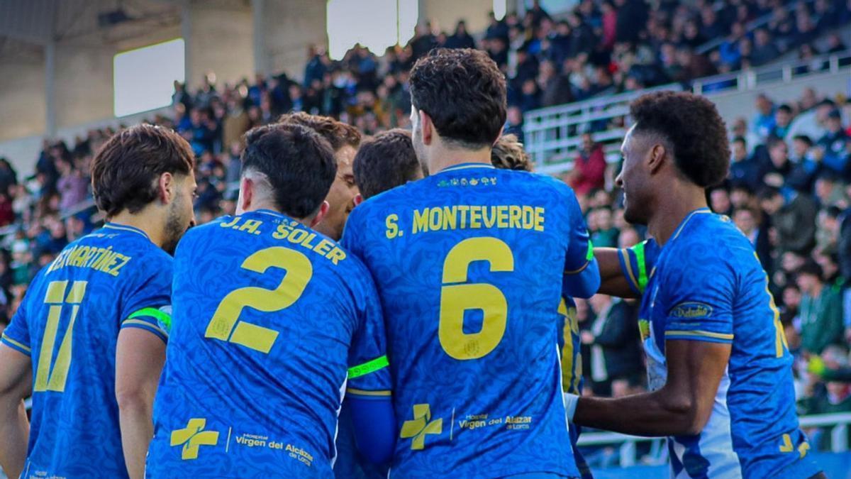 Los jugadores del Lorca Deportiva celebrando el triunfo ante el UCAM Murcia.