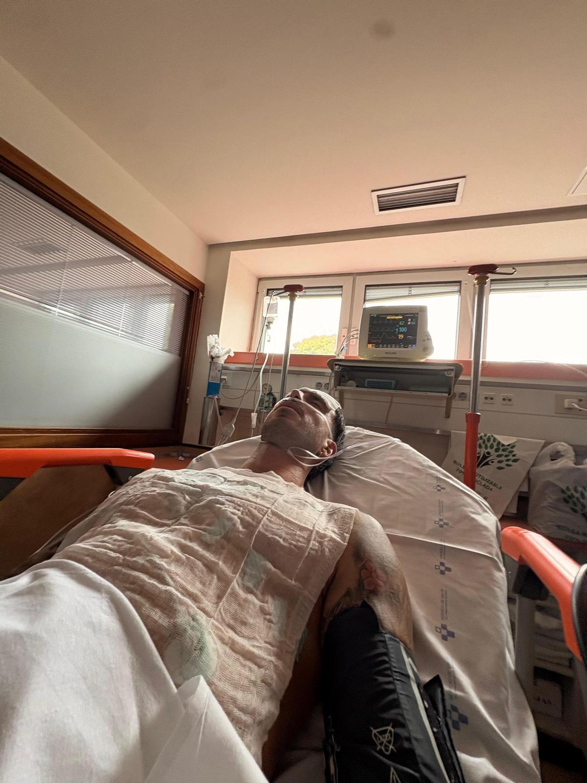 Carballo, con el torso cubierto en el hospital, para tratar las picaduras.
