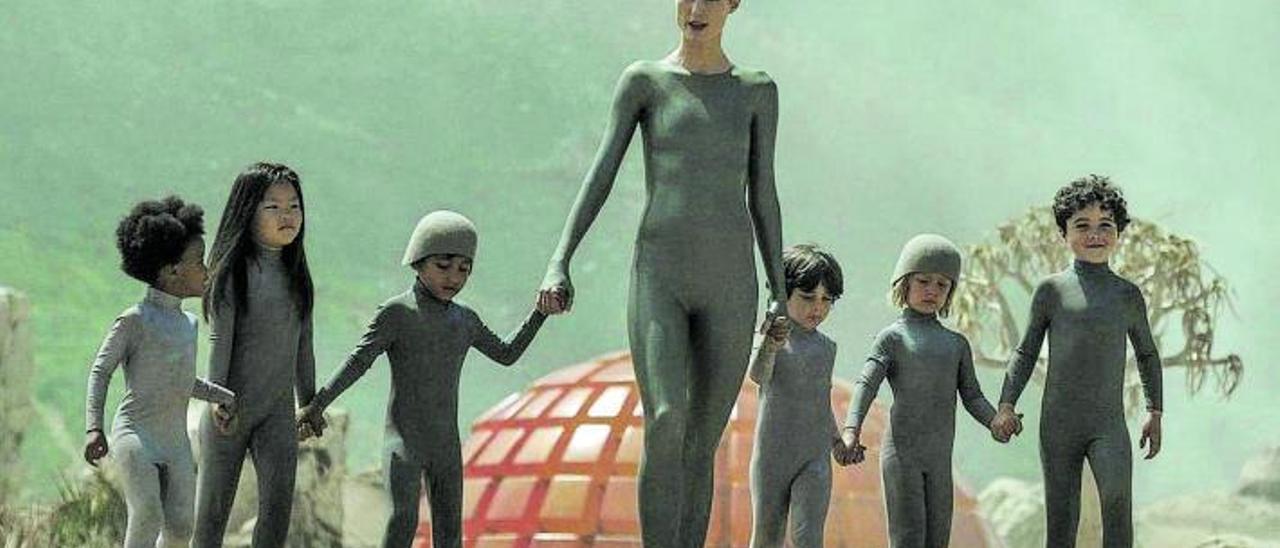 Amanda Collin (Madre), 
con los seis niños humanos, en ‘Raised by wolves’.