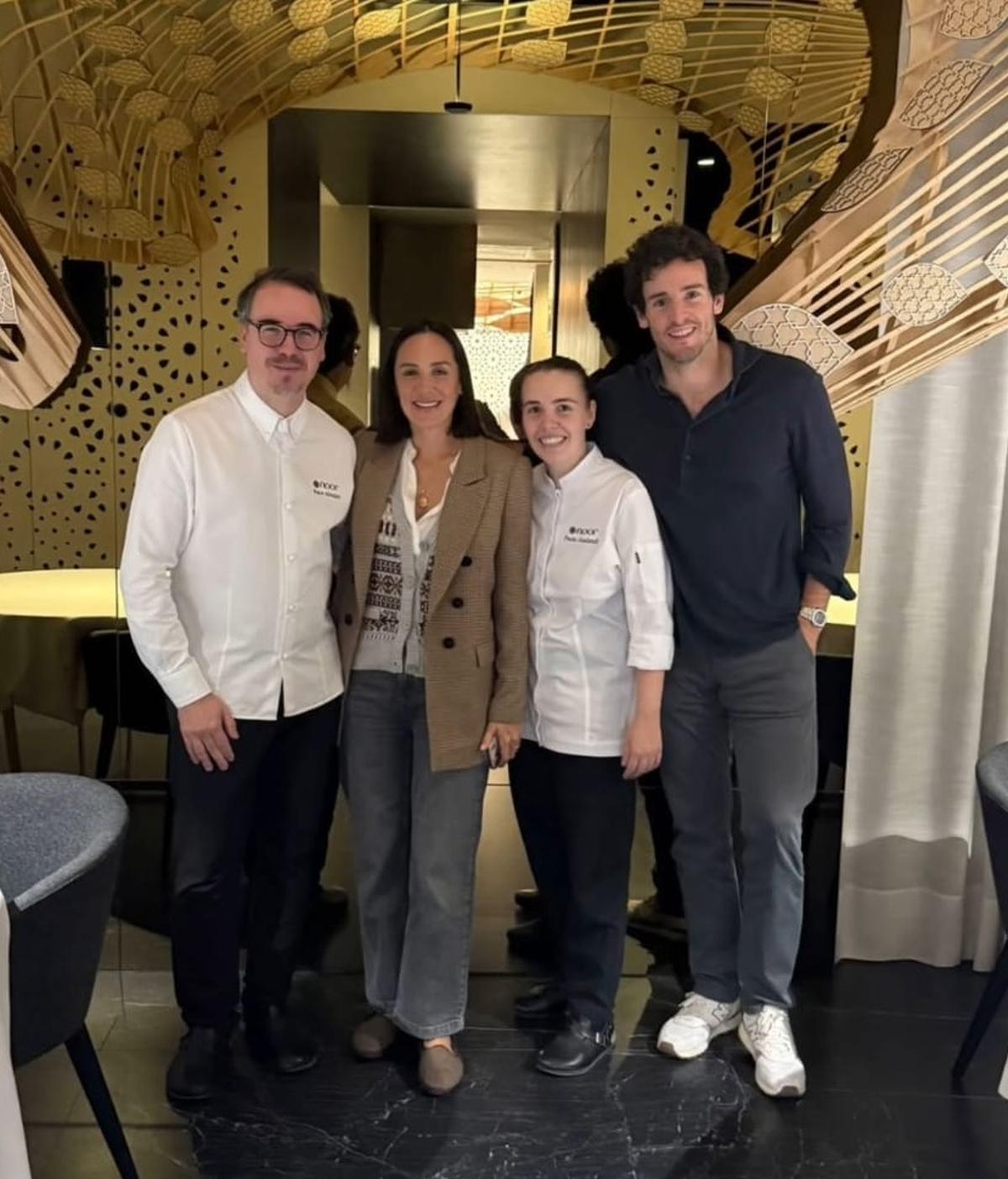 Tamara Falcó e Íñigo Onieva, junto a Paco Morales y Paola Gualandi.