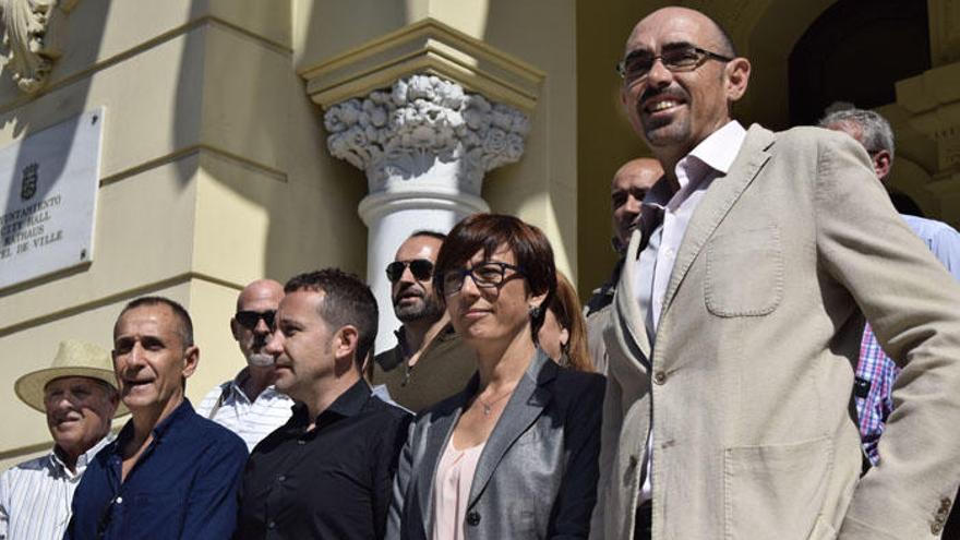 Belmonte, Gámez y Zorrilla, este lunes en la puerta del Ayuntamiento.