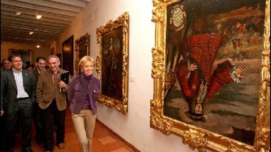 con el borbón cabeza abajo. La candidata, junto al cuadro de Felipe V en el Museu de l&#039;Almodí.