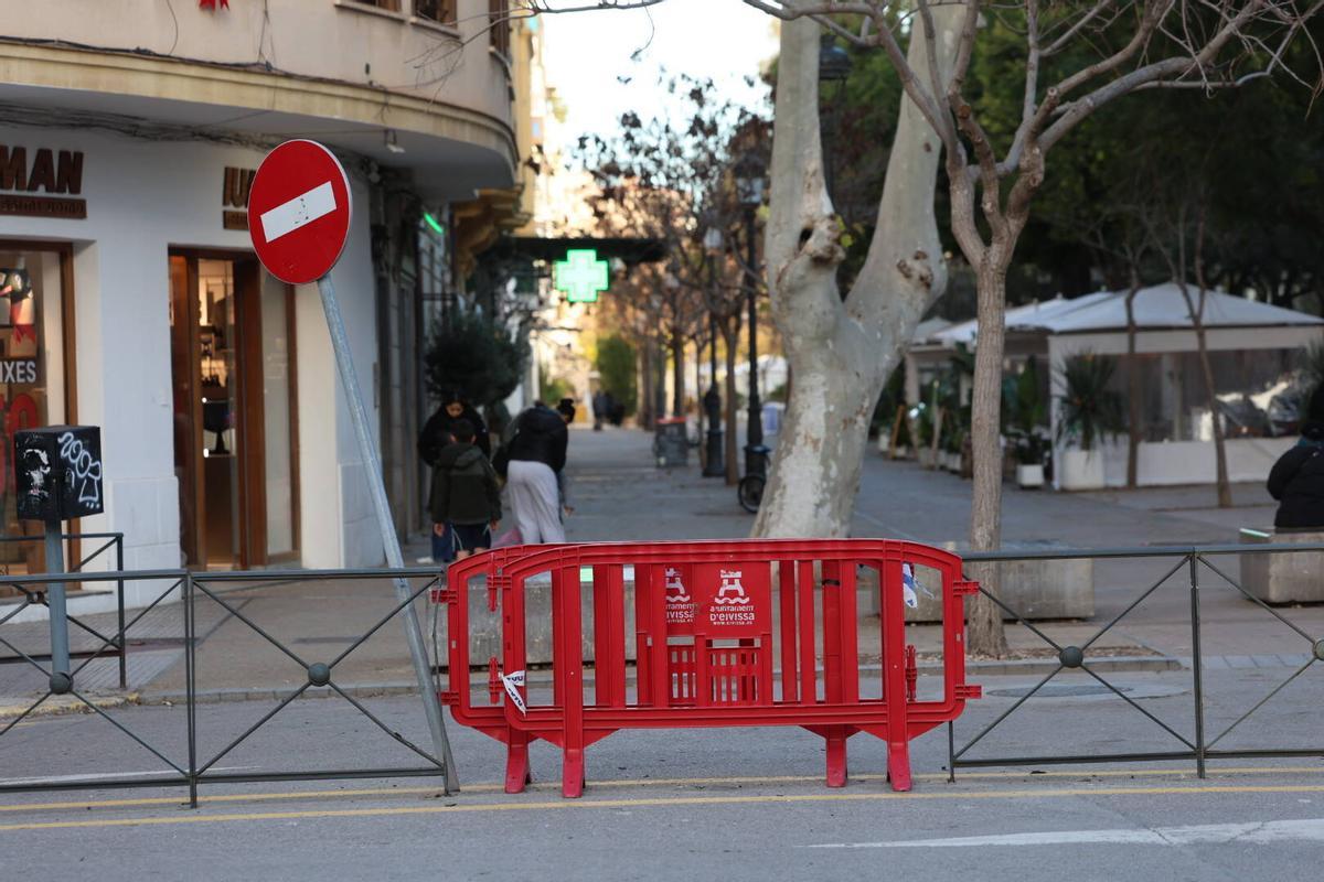 Imágenes de la zona en la que el coche de la Policía Local se ha estrellado al acudir a una emergencia