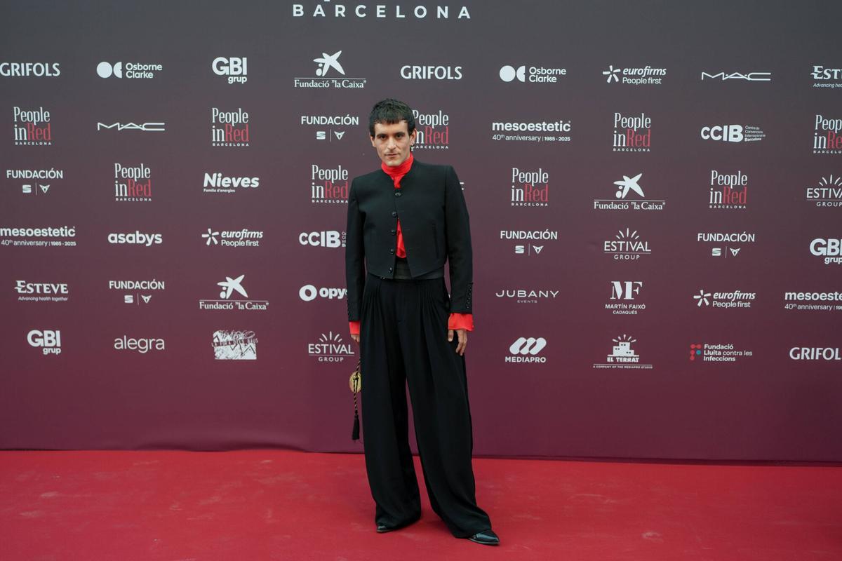 BARCELONA 12/05/2025 Icult. diseñador Alejandro Gómez Palomo. Photocall de la 15ª Gala Solidaria People in Red Barcelona. FOTO de ZOWY VOETEN
