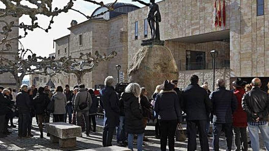 Un grupo de turistas observa la estatua de Viriato en Zamora capital.