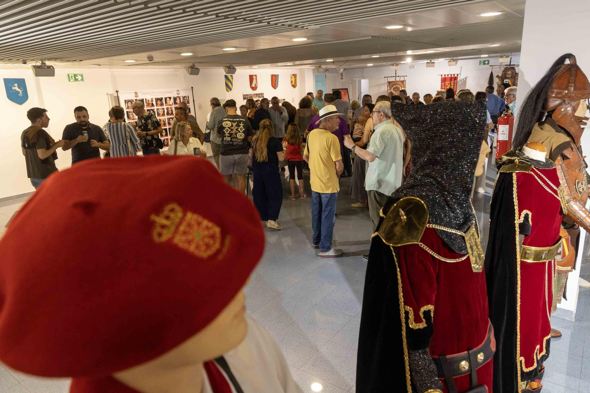 La Fila Navarros de San Blas expone sus 50 años de historia en el Club Información.