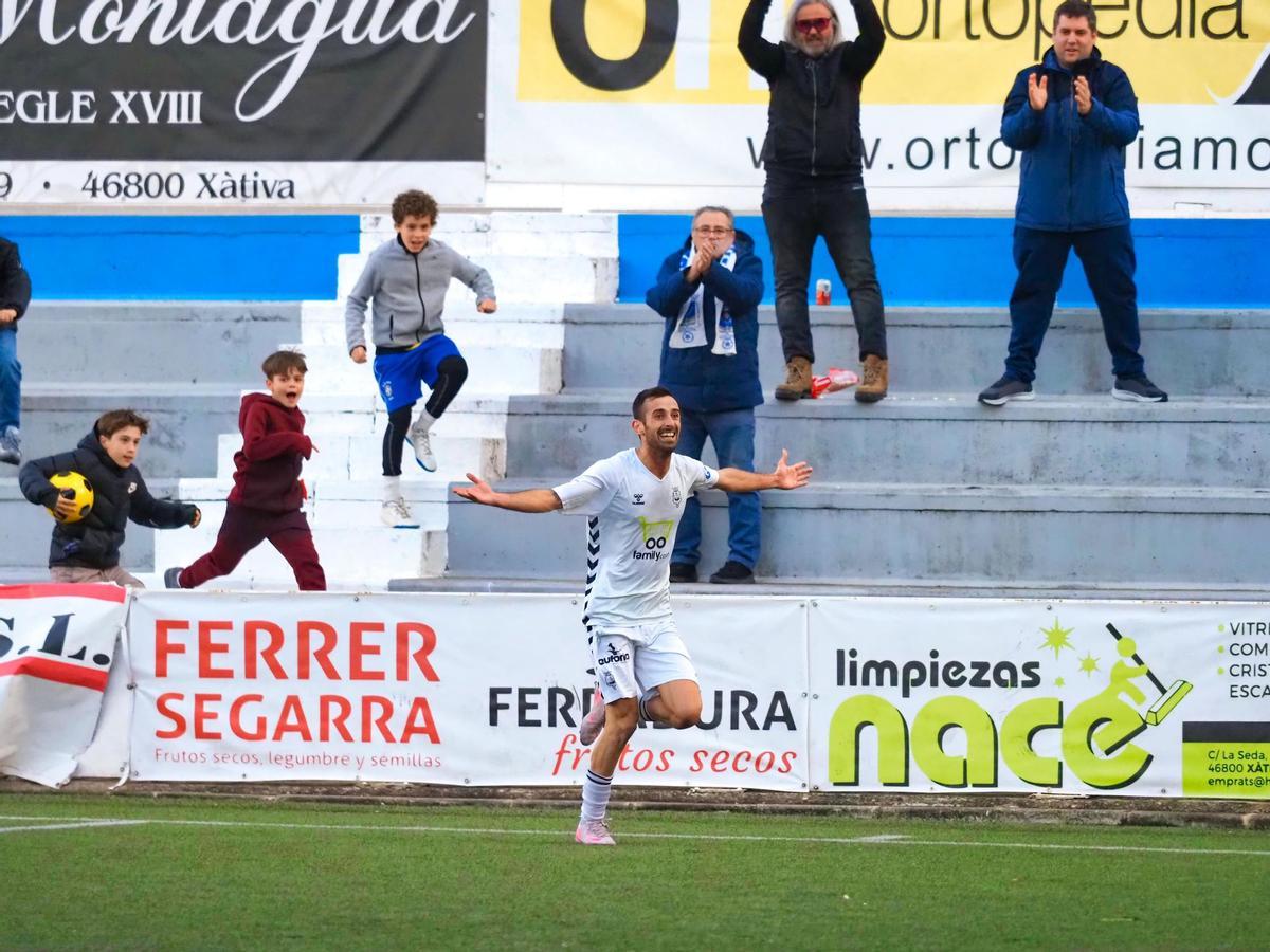 Víctor Atienza "Viti" celebra uno de los dos goles que marcó en el partido contra l'Olleria, en la Murta.