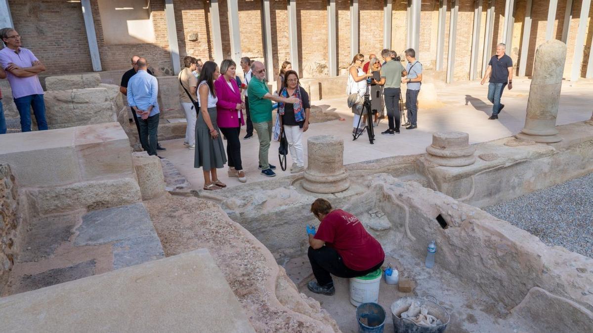 La visita comprobó el estado de las excavaciones en el Teatro