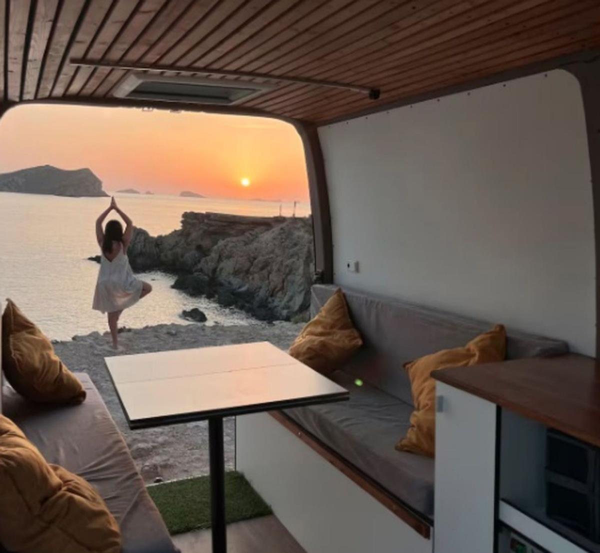 Anuncios ilegales en Airbnb en Ibiza: furgonetas “con colchón” para “acampar en la naturaleza”