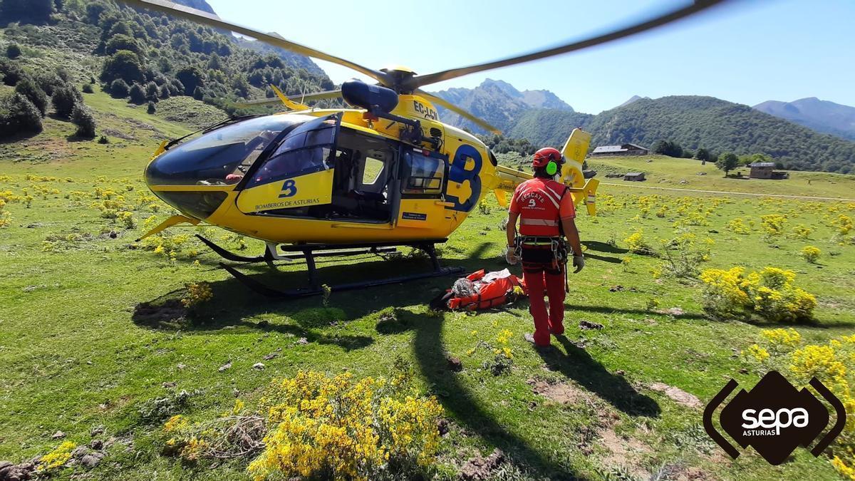 Un rescate con el helicóptero de Bomberos de Asturias en la Vega de Brañagallones, en una imagen de archivo. | SEPA
