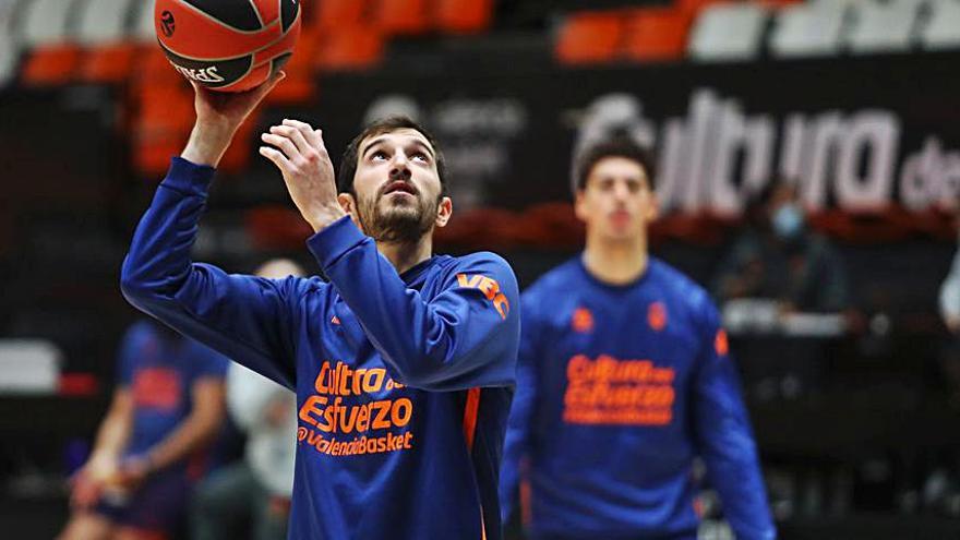 Vives lanza a canasta durante el entrenamiento de ayer.  | FRANCISCO CALABUIG