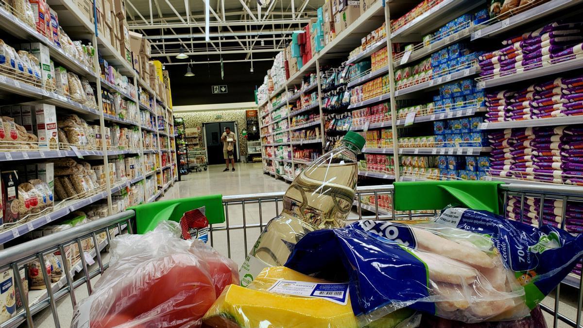 Fotografía de archivo de varios productos al interior de un carro de supermercado. EFE/Elvis González