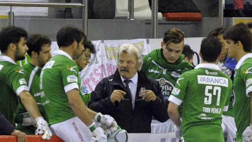 Carlos Gil charla con sus jugadores, entre ellos Toni Pérez.