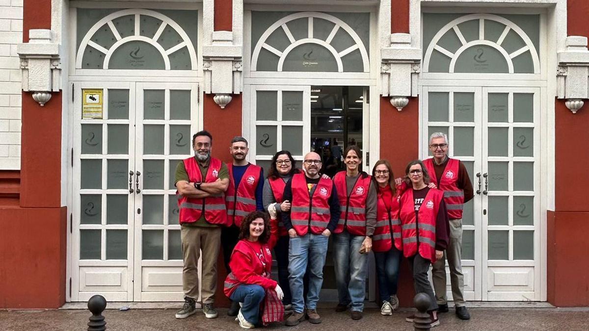 Voluntarios frente a la Cocina Económica de A Coruña.